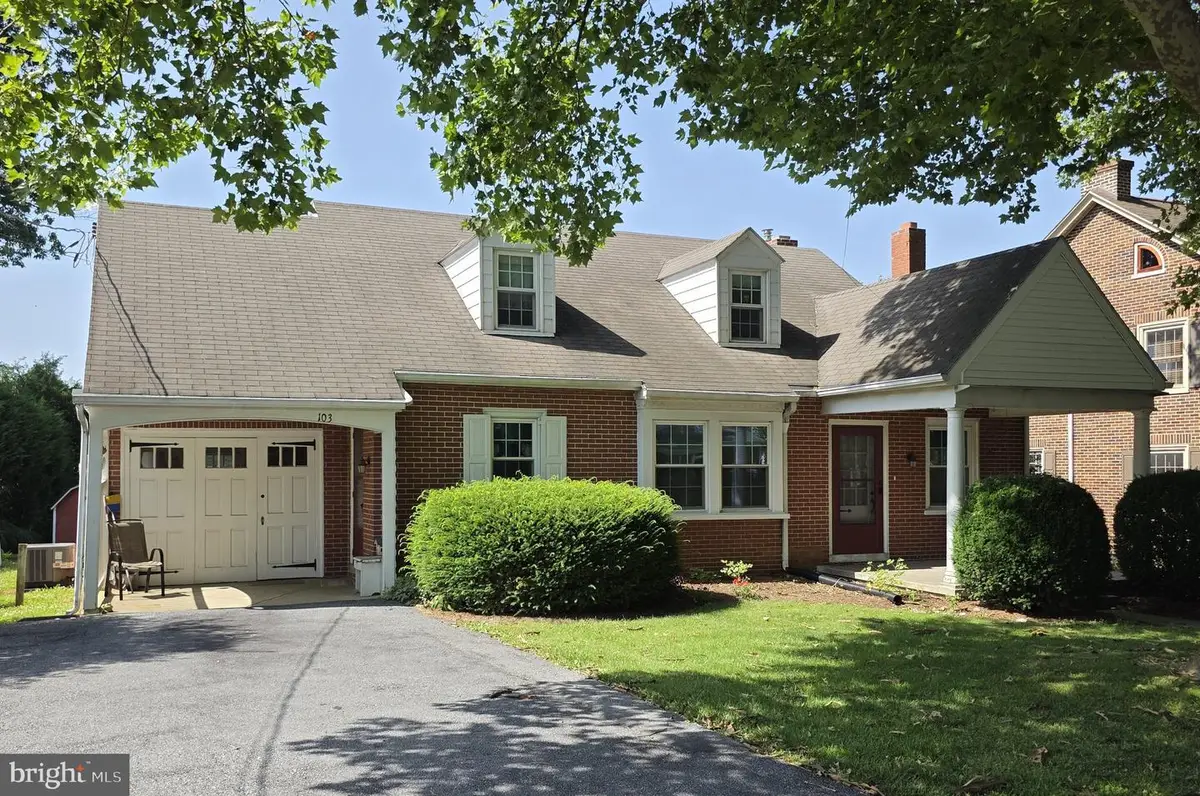 103 W Conestoga St, New Holland, PA 17557 - #1