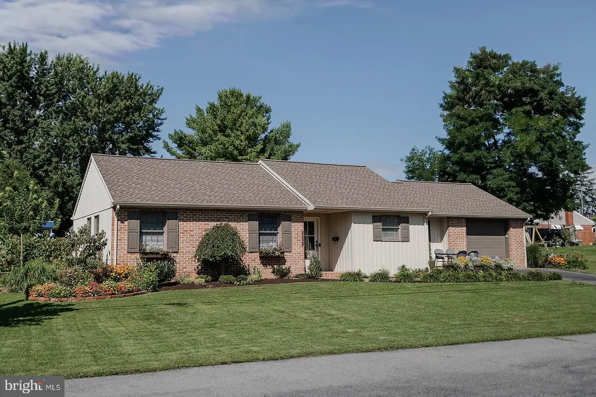 6350 Hollow Dr, East Petersburg, PA 17520 - #1