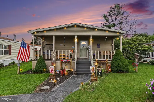 132 Amber Cir, NEW HOLLAND, PA 17557