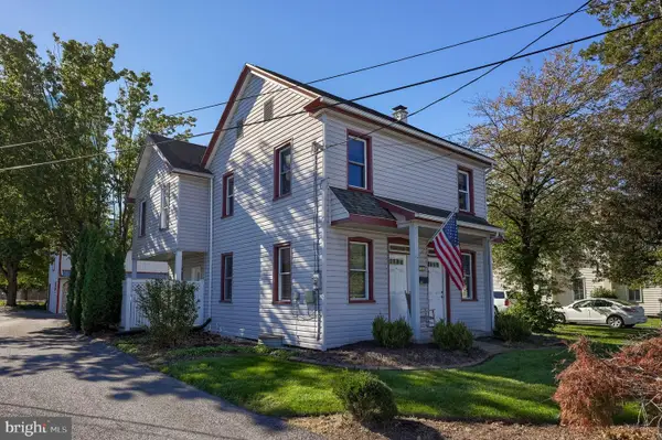 16 W Main St, LEOLA, PA 17540