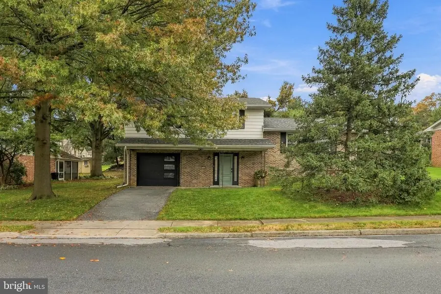 208 Swarthmore Dr, Lititz, PA 17543 - #2