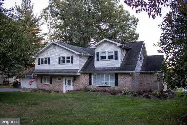 6 Lehoy Forest Dr, LEOLA, PA 17540