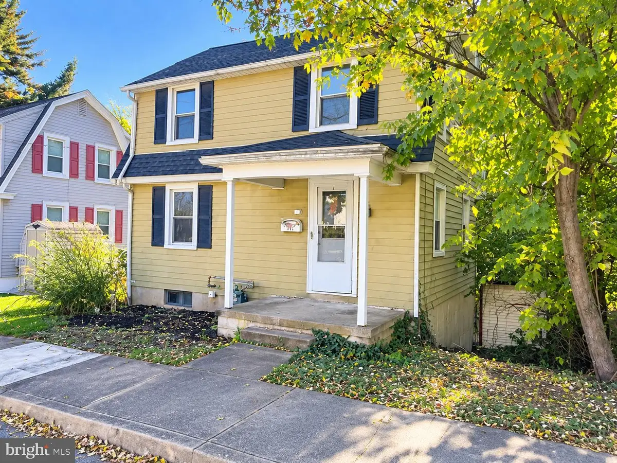 140 E Hummelstown St, Elizabethtown, PA 17022 - #1