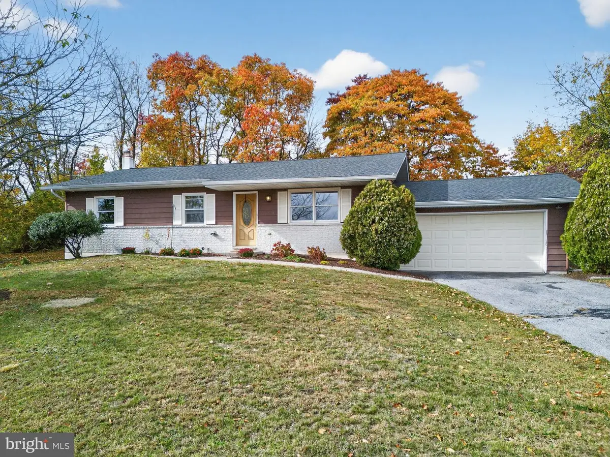 7340 W Hillcrest Ln, Slatington, PA 18080 - Image #1