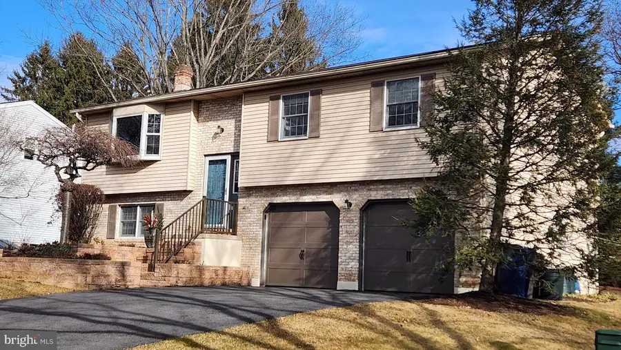 1989 Pierce Dr, Whitehall, PA 18052 - Image #2
