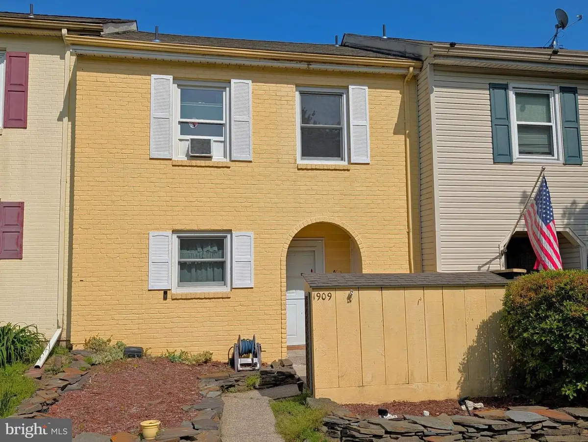 1909 Cricklewood Cv, Fogelsville, PA 18051 - #1