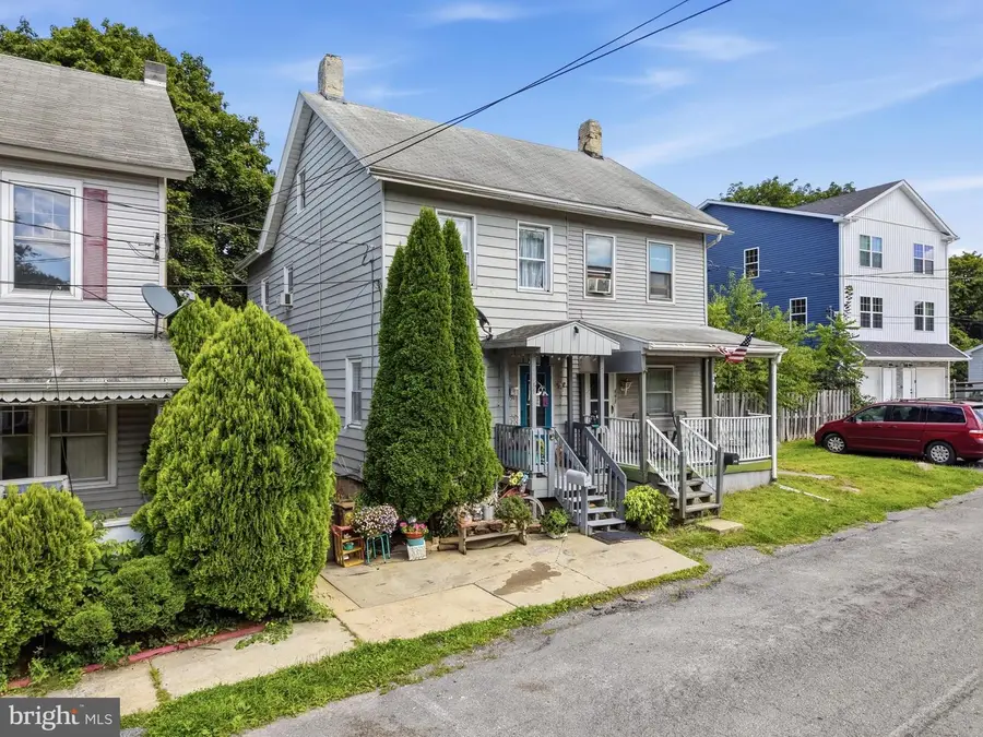439 S Walnut St, Slatington, PA 18080 - #2