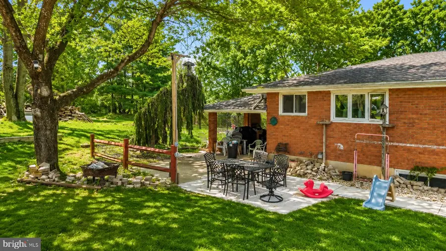 1042 Neffs Laurys Rd, Schnecksville, PA 18078 - #3