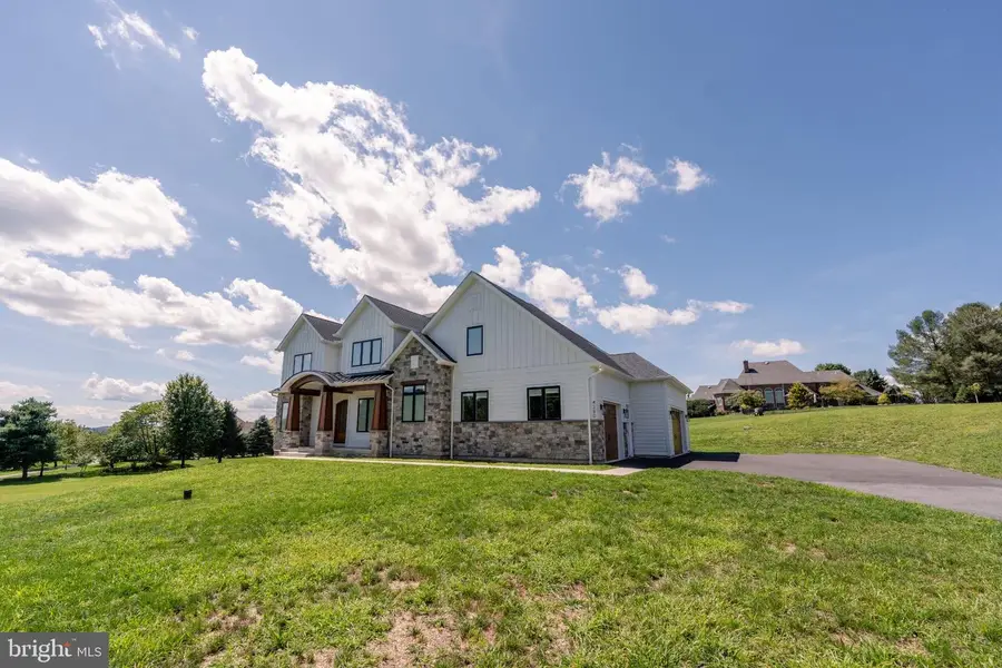 4280 E Wyndemere Cir, Schnecksville, PA 18078 - #3