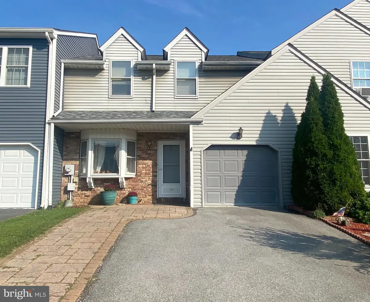 107 Brookfield Dr, Macungie, PA 18062 - #1