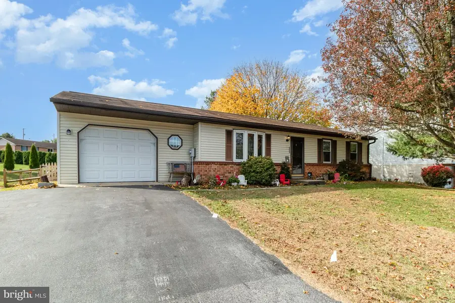 633 Henry Houck Ln, Lebanon, PA 17042 - Image #2