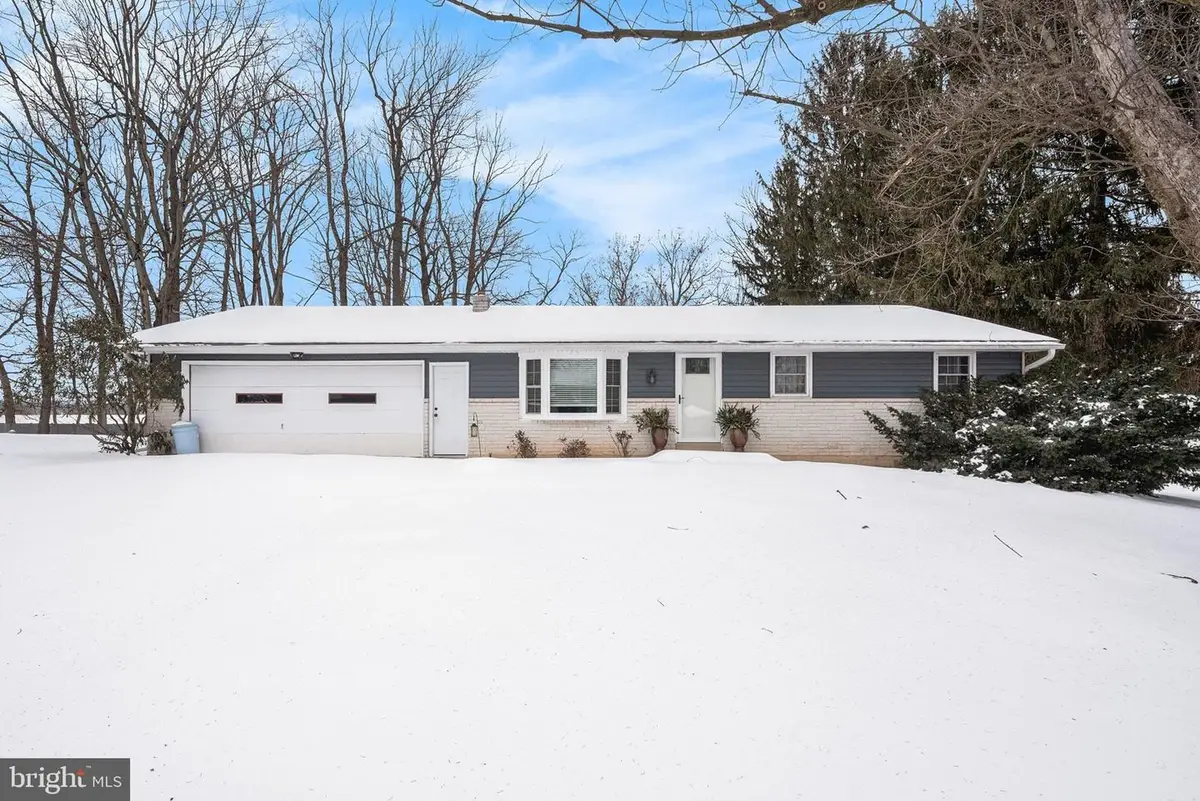 2141 Cloverfield Dr, Lebanon, PA 17046 - Image #1