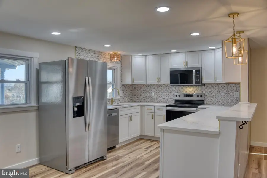 207 N Prospect Hill Dr, Schaefferstown, PA 17088 - #2