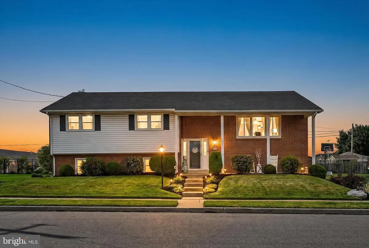 623 W Pine St, Palmyra, PA 17078 - #1