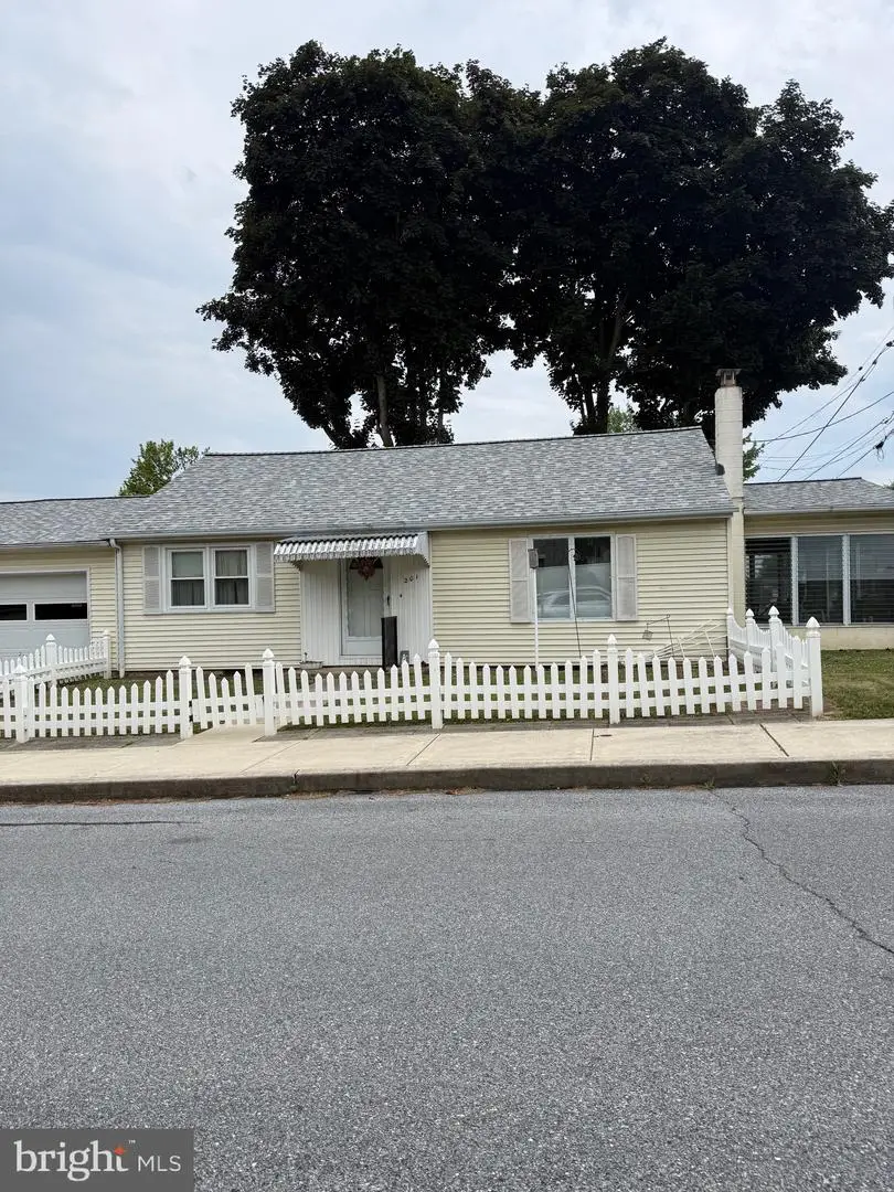 201 S Hetrick Ave, Palmyra, PA 17078 - #1
