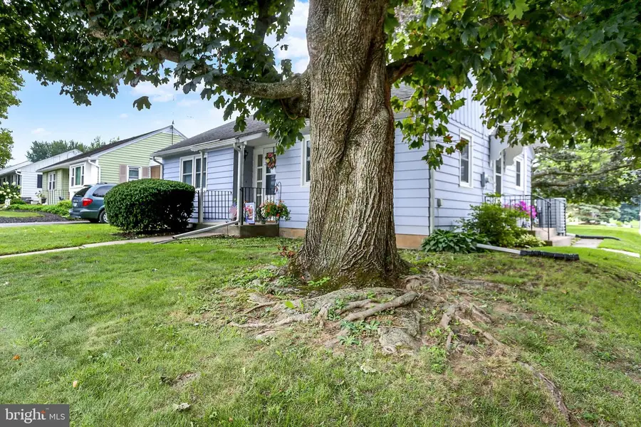 832 W Maple St, Palmyra, PA 17078 - #2