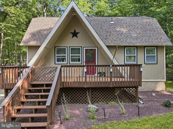 231 W Lake Valley Dr, HAZLETON, PA 18202