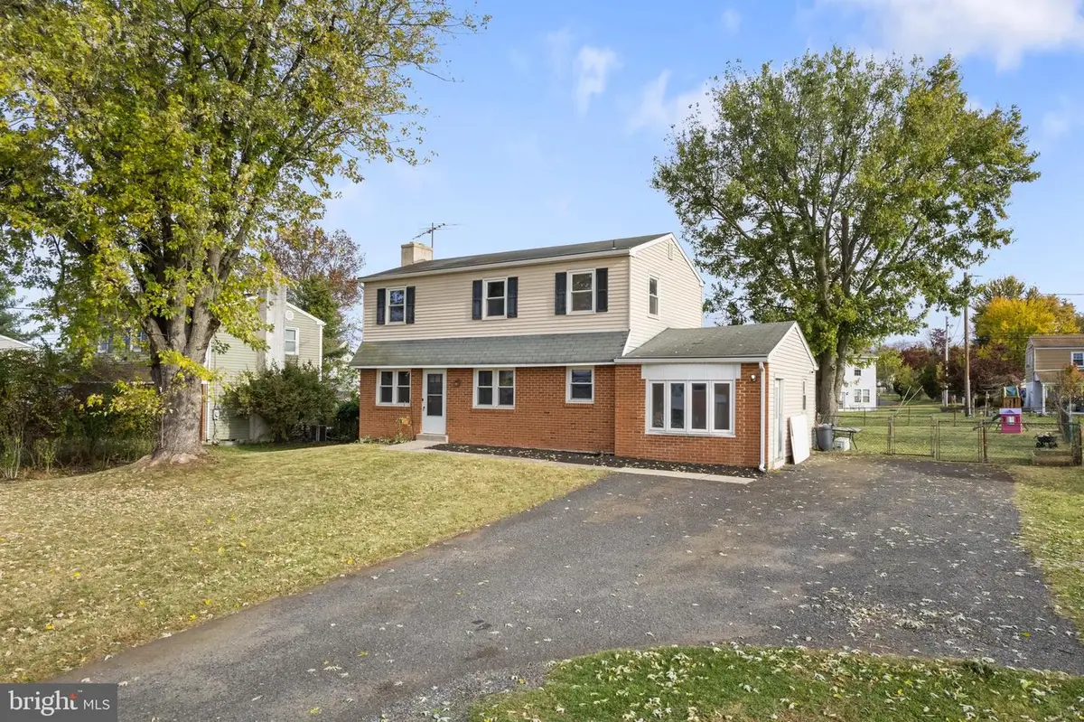 906 Montgomery Ave, Pennsburg, PA 18073 - Image #1