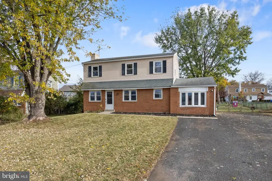 906 Montgomery Ave, Pennsburg, PA 18073 - Image #2