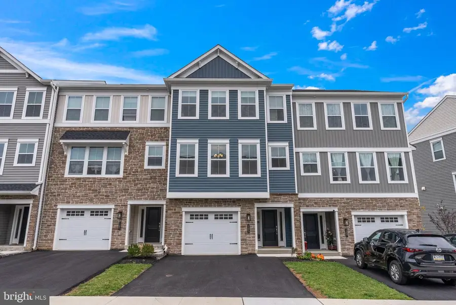 105 Higher Rock Ct, North Wales, PA 19454 - Image #2