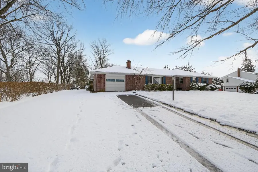 1074 Stuart Dr, Pottstown, PA 19464 - Image #2
