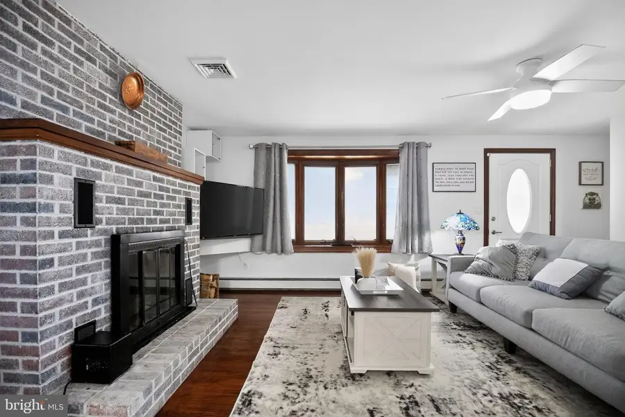 211 Spring Mount Rd, Schwenksville, PA 19473 - #3