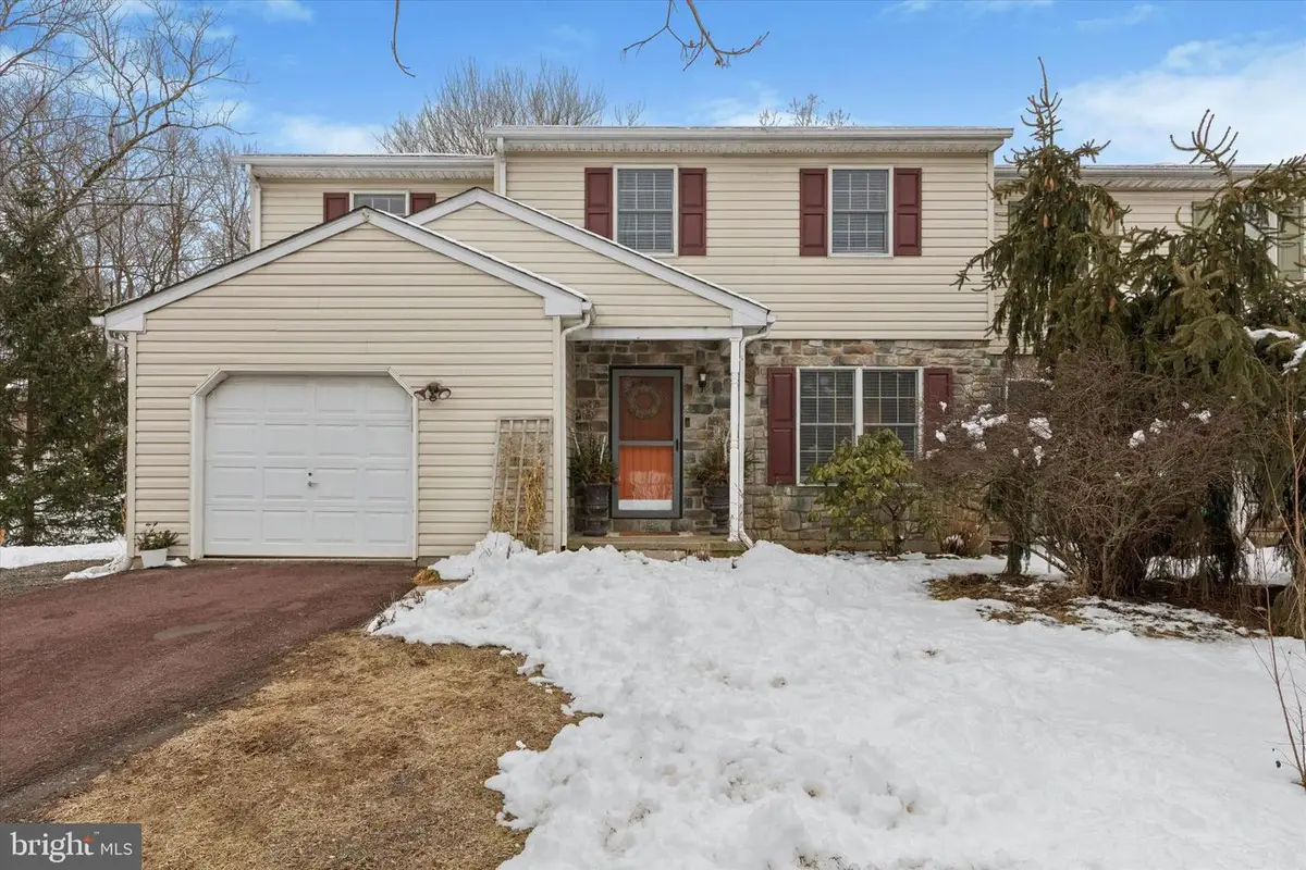 3083 Main St, Green Lane, PA 18054 - #1