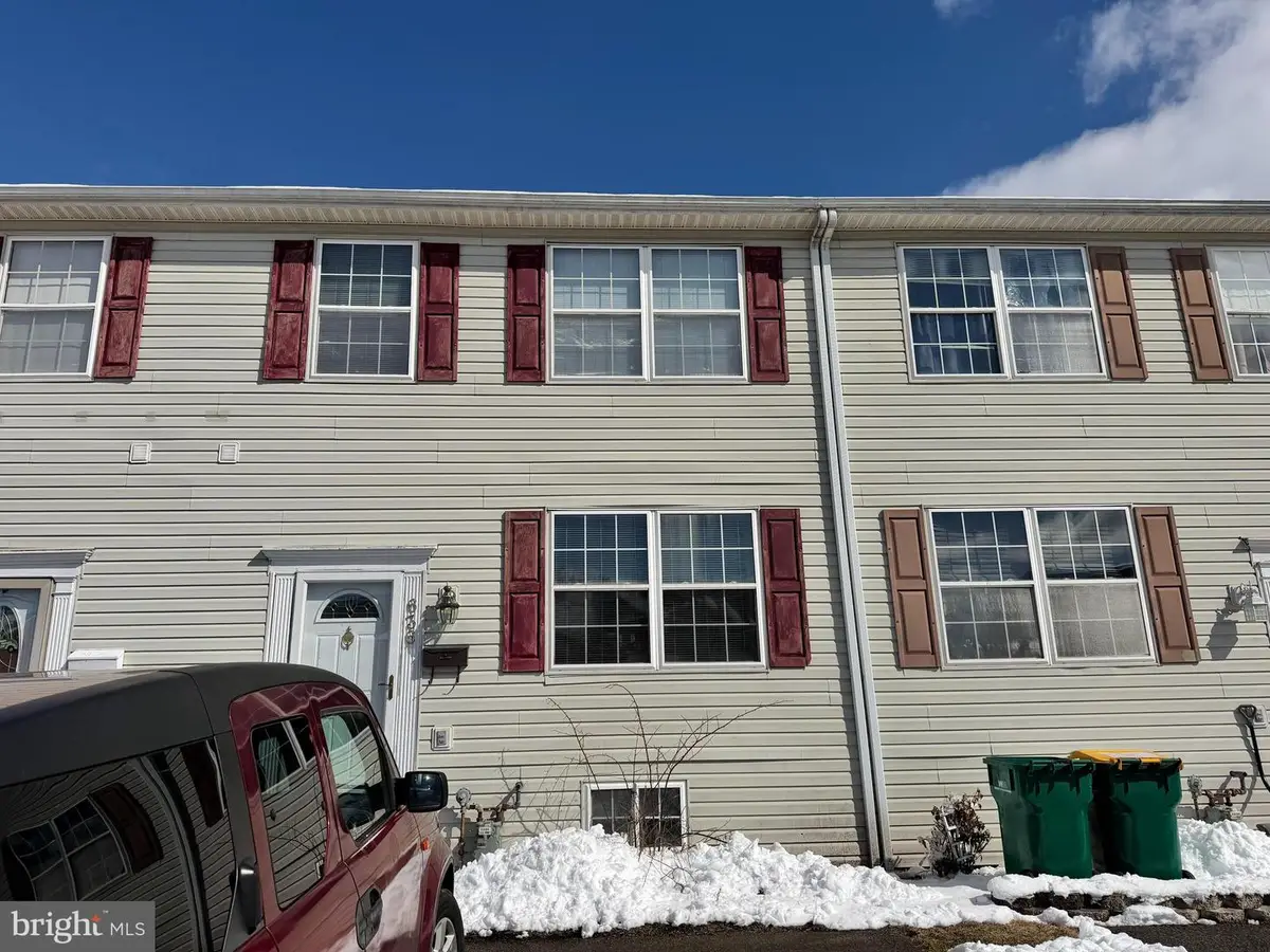 636 Jefferson St, Red Hill, PA 18076 - #1