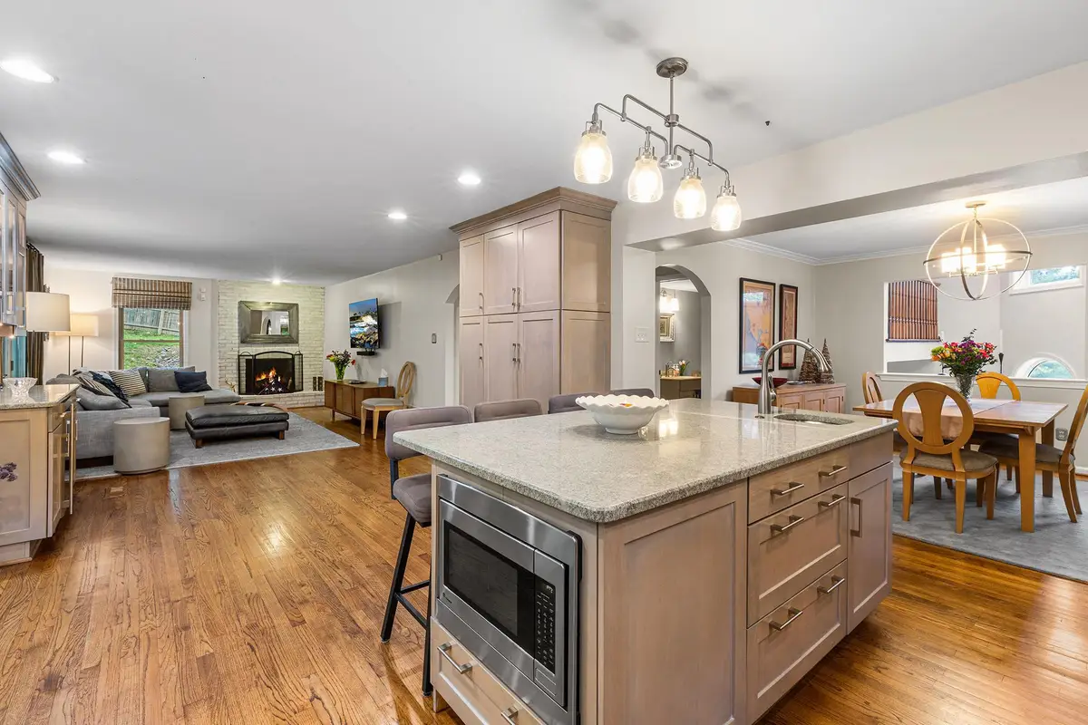 2114 Greenbrier Dr, Villanova, PA 19085 - #1