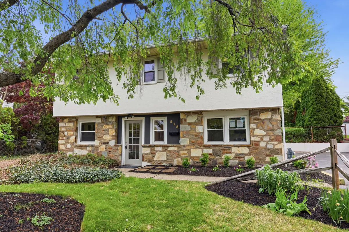 918 New Hope St, Norristown, PA 19401 - #1