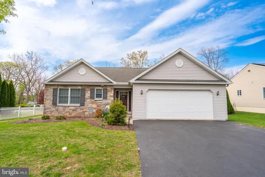 779 Hunter Dr, Pennsburg, PA 18073 - #2