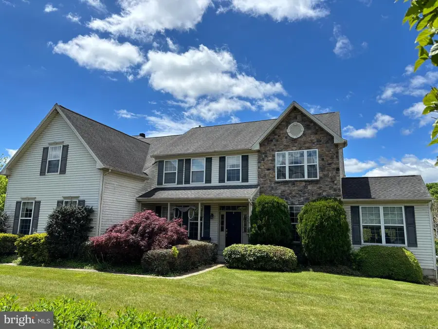 976 Stuart Dr, Pottstown, PA 19464 - #2