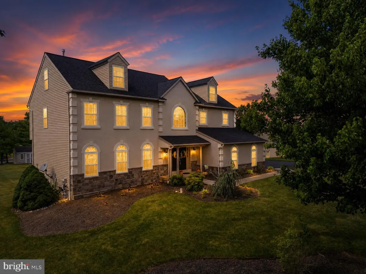 2051 Lockerbie Rd, Schwenksville, PA 19473 - #1