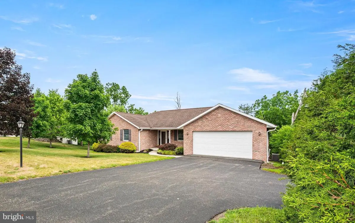 2426 Magnolia Dr, Gilbertsville, PA 19525 - #1