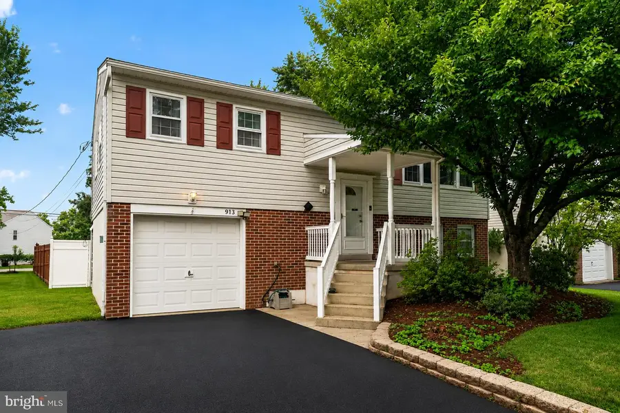 913 Seminary St, Pennsburg, PA 18073 - #2