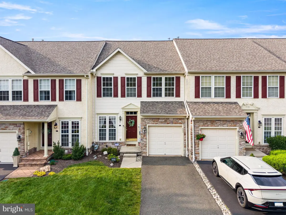 229 Creekside Dr, Pottstown, PA 19464 - #1