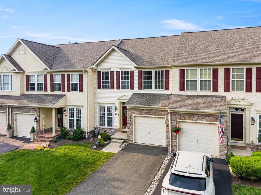229 Creekside Dr, Pottstown, PA 19464 - #2