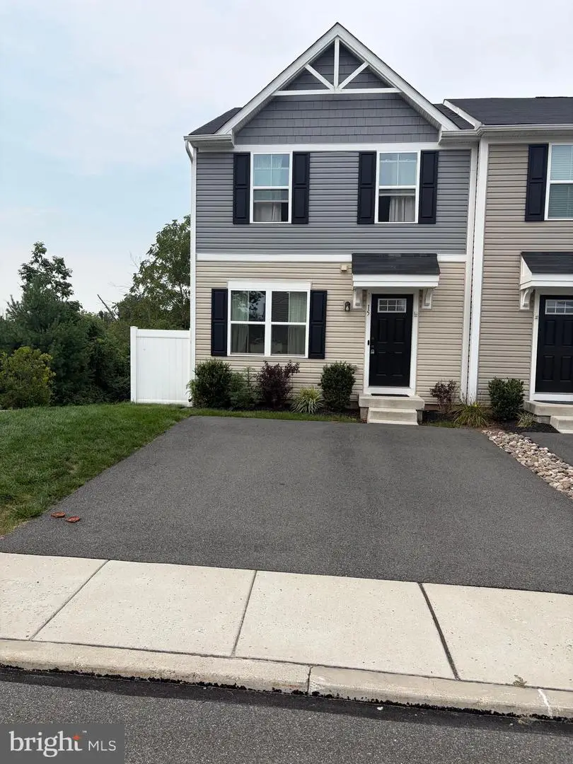 15 Castle Dr, Gilbertsville, PA 19525 - #1