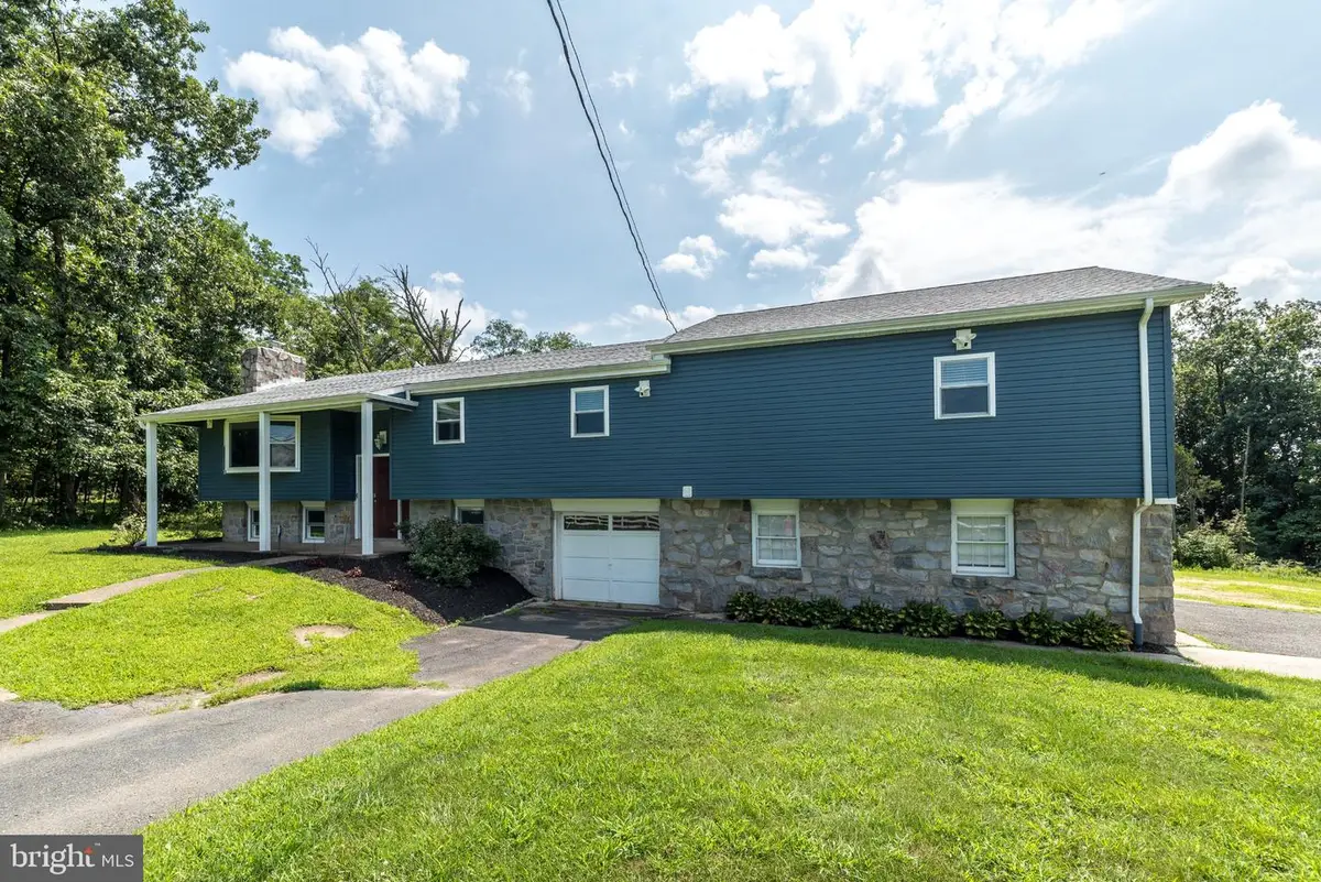 402 N Layfield Rd, Perkiomenville, PA 18074 - #1