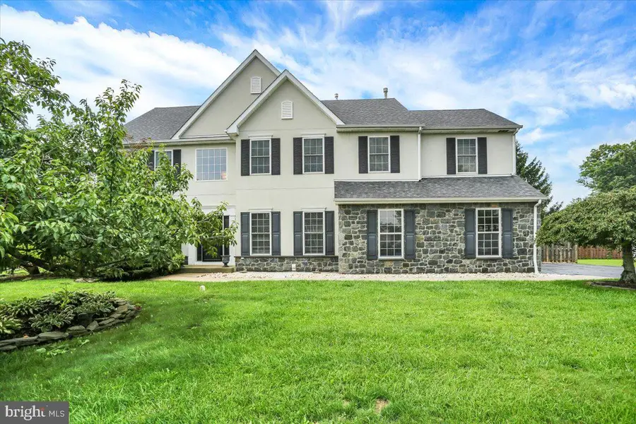 135 Walter Dr, Gilbertsville, PA 19525 - #2