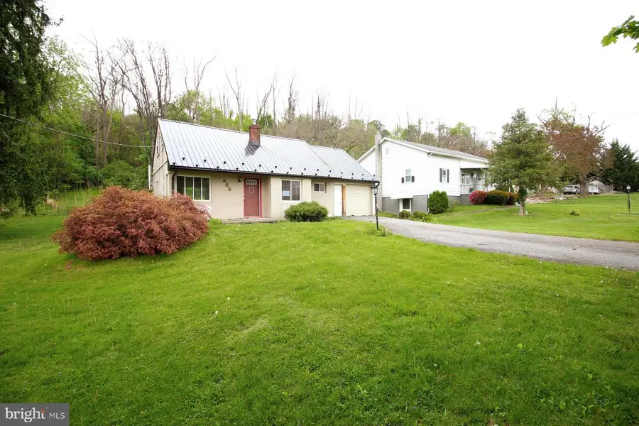 609 Harvard St, Lewistown, PA 17044 - #2