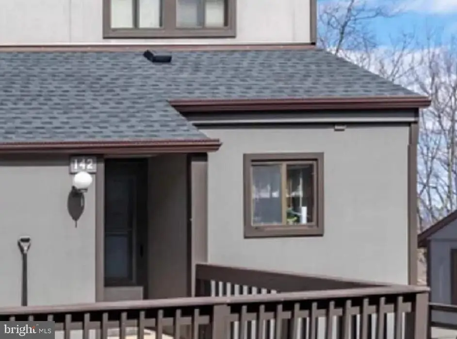 142 Cross Country Ln, Tannersville, PA 18372 - Image #1