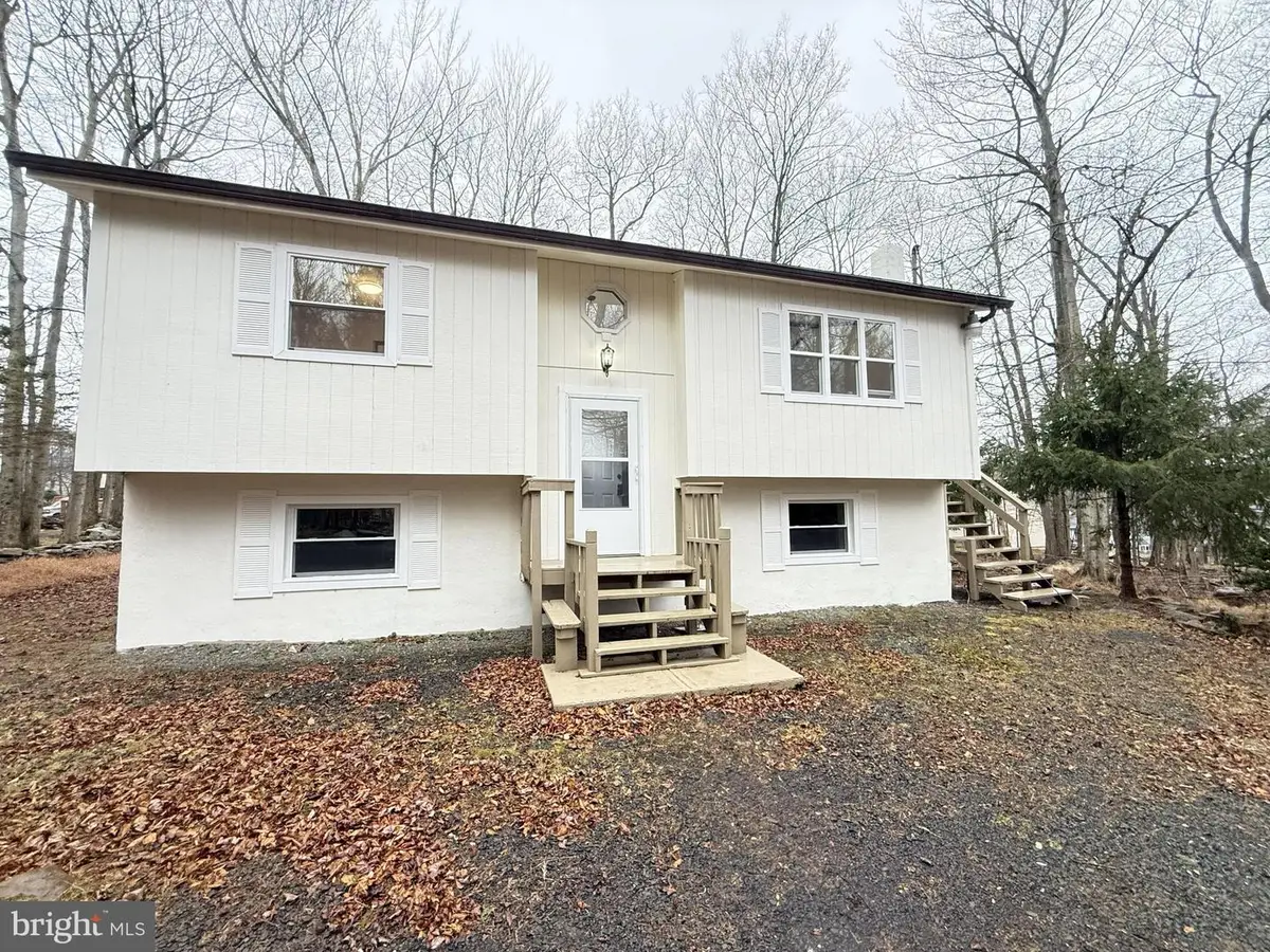 8066 Red Squirrel Dr, Tobyhanna, PA 18466 - Image #1