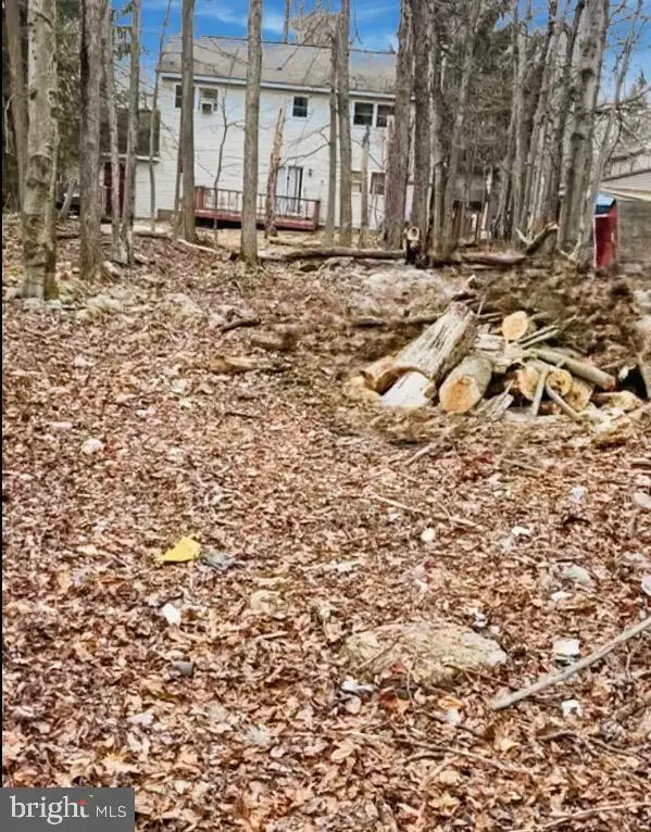 361 Crestview Dr, TOBYHANNA, PA 18466