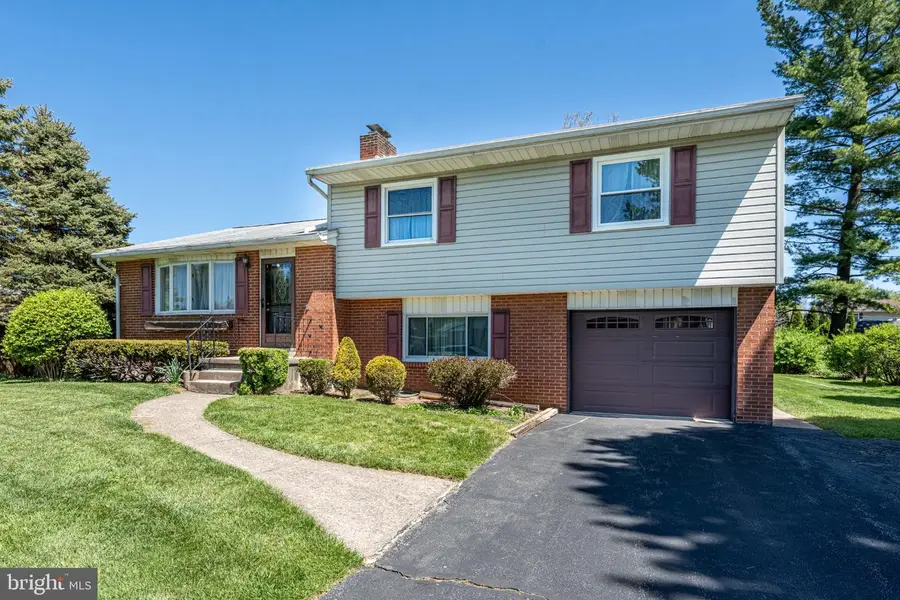 3552 Lord Byron Dr, Bethlehem, PA 18017 - #2