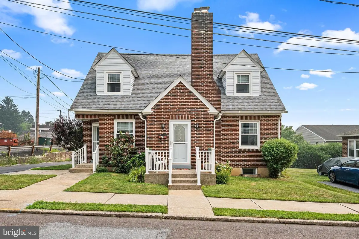 24 Sycamore St, Hellertown, PA 18055 - #1