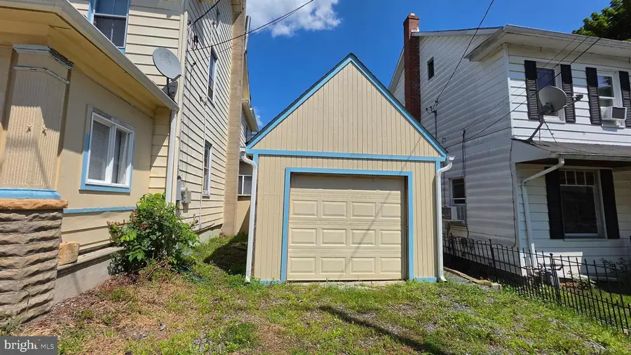 141 N 4th St, Bangor, PA 18013 - #2