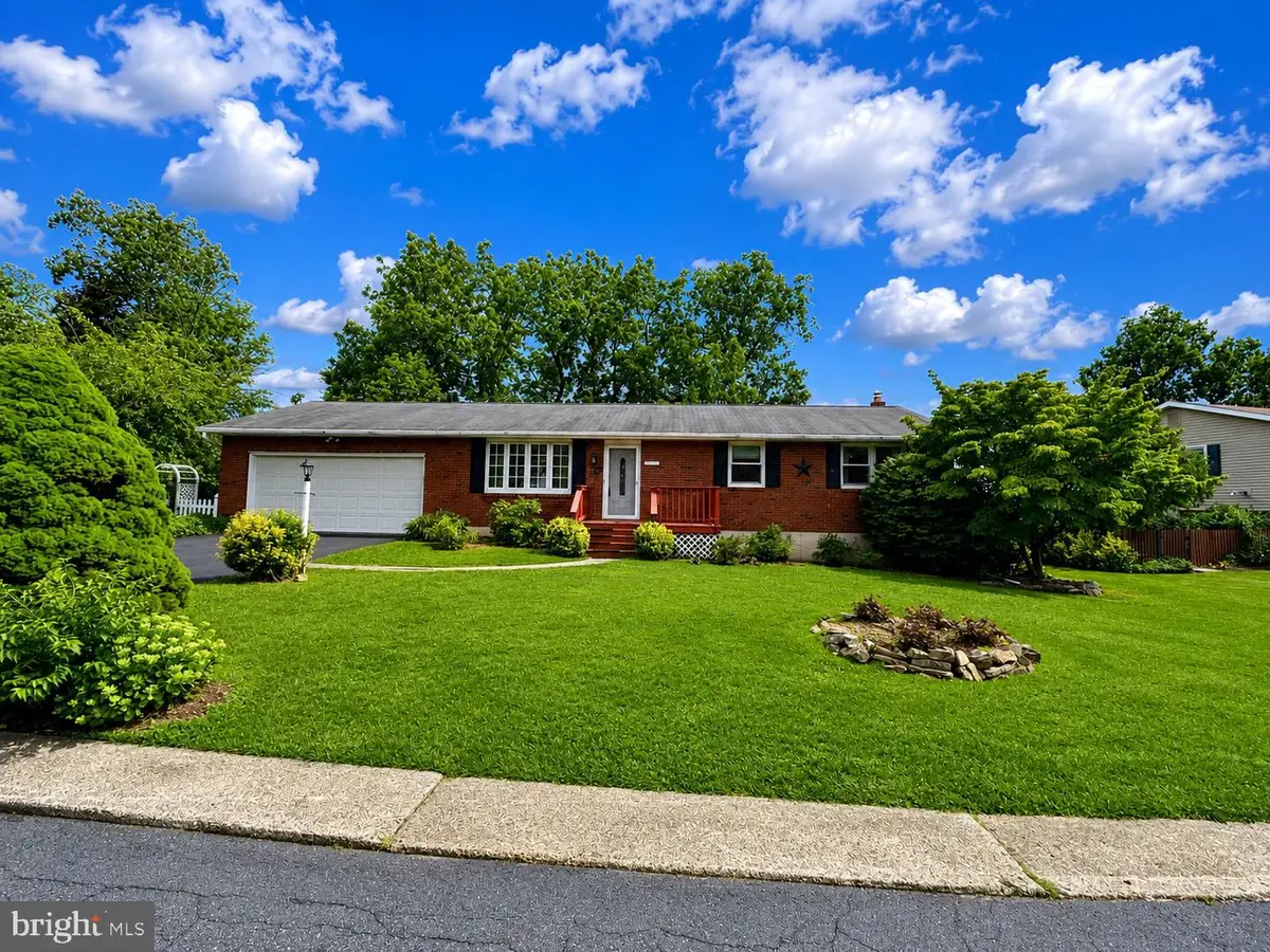 32 W Sylvan Dr, Northampton, PA 18067 - #1
