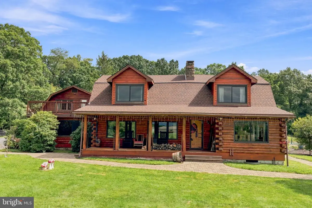 435 Sunset Dr, Bangor, PA 18013 - #1