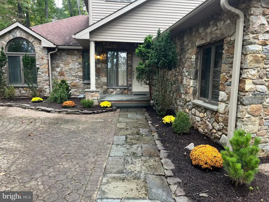229 Kromer Rd, Bushkill, PA 18091 - #2